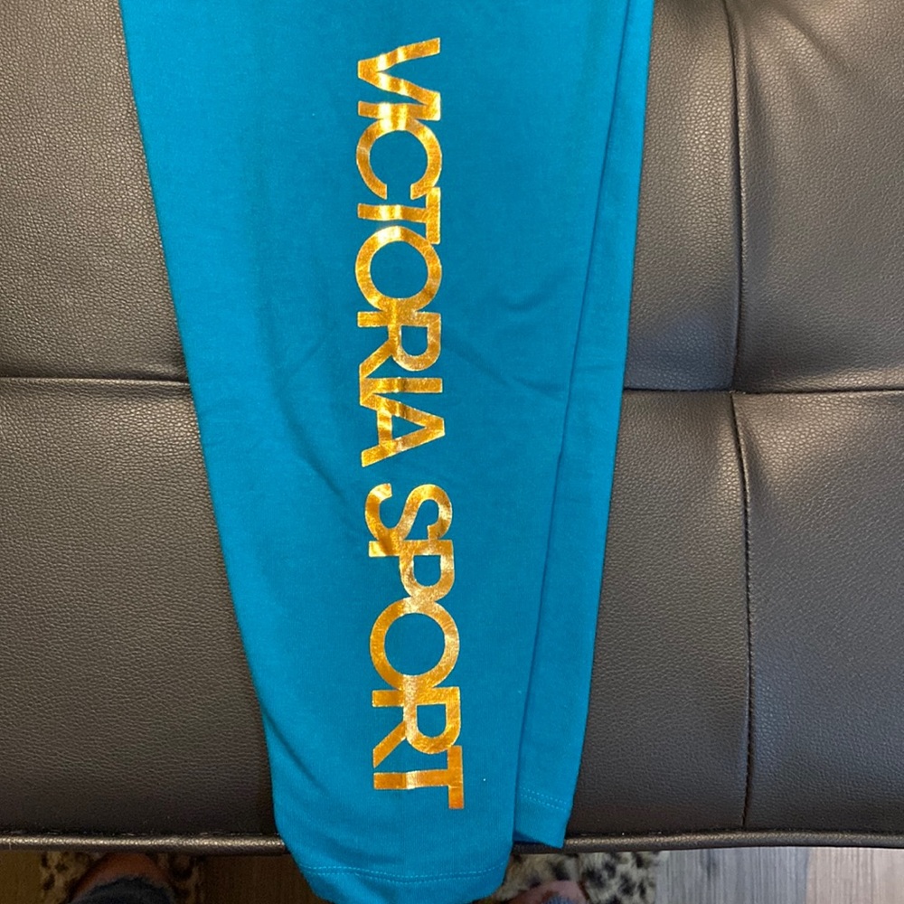 Victoria Sport, size: large, capri leggings. Never worn
